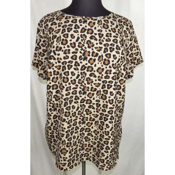 Ava + Viv Women's Leopard Print Short Sleeve Back Button Detail Blouse Plus 1X - Picture 2 of 11